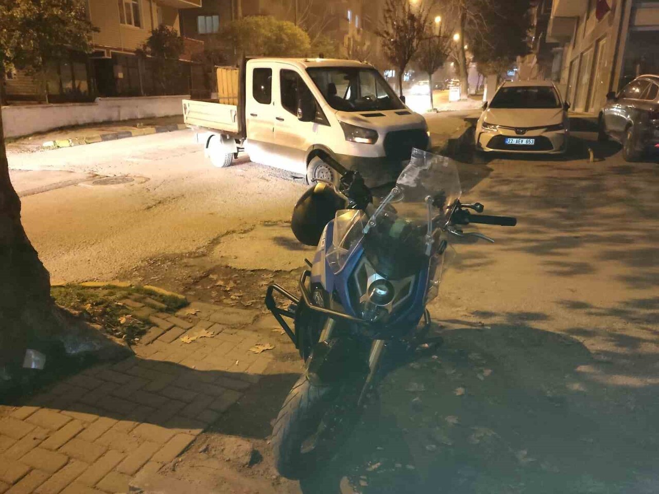 KEŞAN’DA KAMYONETE ÇARPAN MOTOSİKLET SÜRÜCÜSÜ YARALANDI