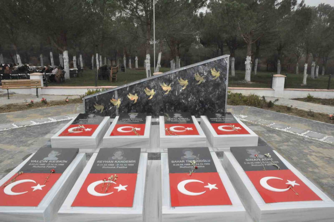 KEŞAN’DA TRAFİK KAZASINDA HAYATINI KAYBEDEN “EĞİTİM ŞEHİTLERİ” İÇİN YAPILAN ANIT...