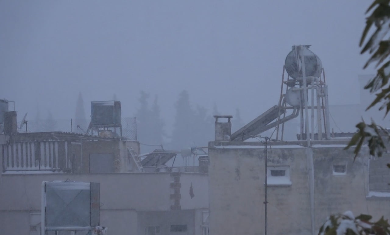 KİLİS'TE GECEDEN BU YANA DEVAM EDEN KAR YAĞIŞI, ŞEHİR MERKEZİ, SOKAKLAR VE CADDELERİ BEYAZA...