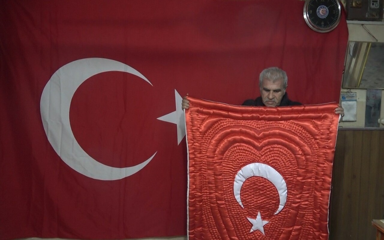KİLİS'TE YORGANCI USTASI CUMA YILDIZ, TÜRK BAYRAĞI SEVGİSİYLE 45 YILDIR AY YILDIZLI YORGANLAR...