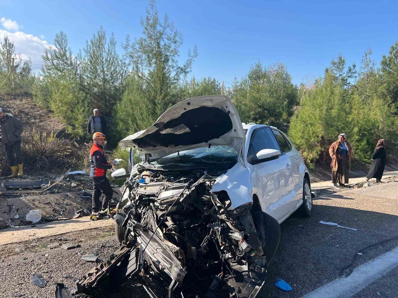 KİLİS-HATAY KARAYOLU'NDA HAFİF TİCARİ ARAÇ İLE OTOMOBİLİN ÇARPIŞMASI SONUCU MEYDANA GELEN KAZADA...