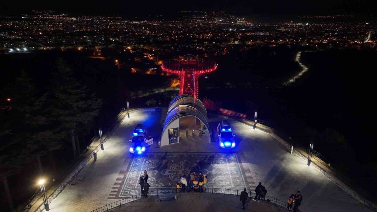 KİRAZLIDERE'DE BULUNAN CAM SEYİR TERASI, FARKINDALIK OLUŞTURMAK AMACIYLA KIRMIZI RENKTE...