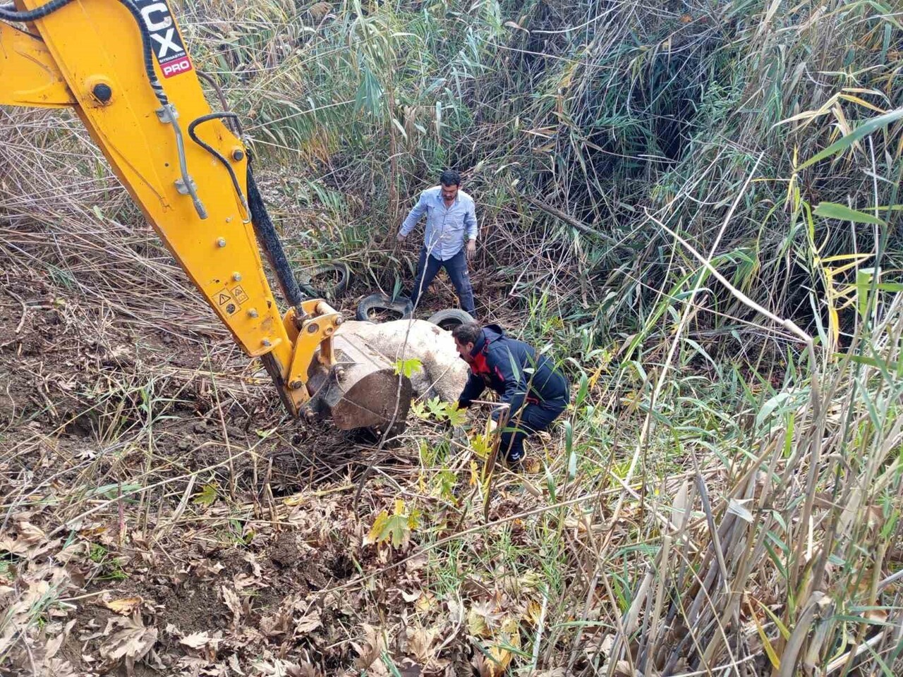 KIRIKHAN İLÇESİNDE DEREYE DÜŞEN İNEK, İTFAİYE EKİPLERİ KURTARARAK SAHİBİNE TESLİM...