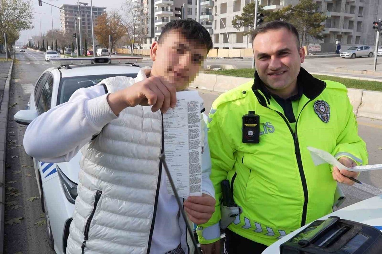 KIRIKKALE'DE DRON DESTEKLİ TRAFİK DENETİMİNDE UYARI LEVHASINI FARK EDİP ARACIN YOLCU KAPISINDAN...