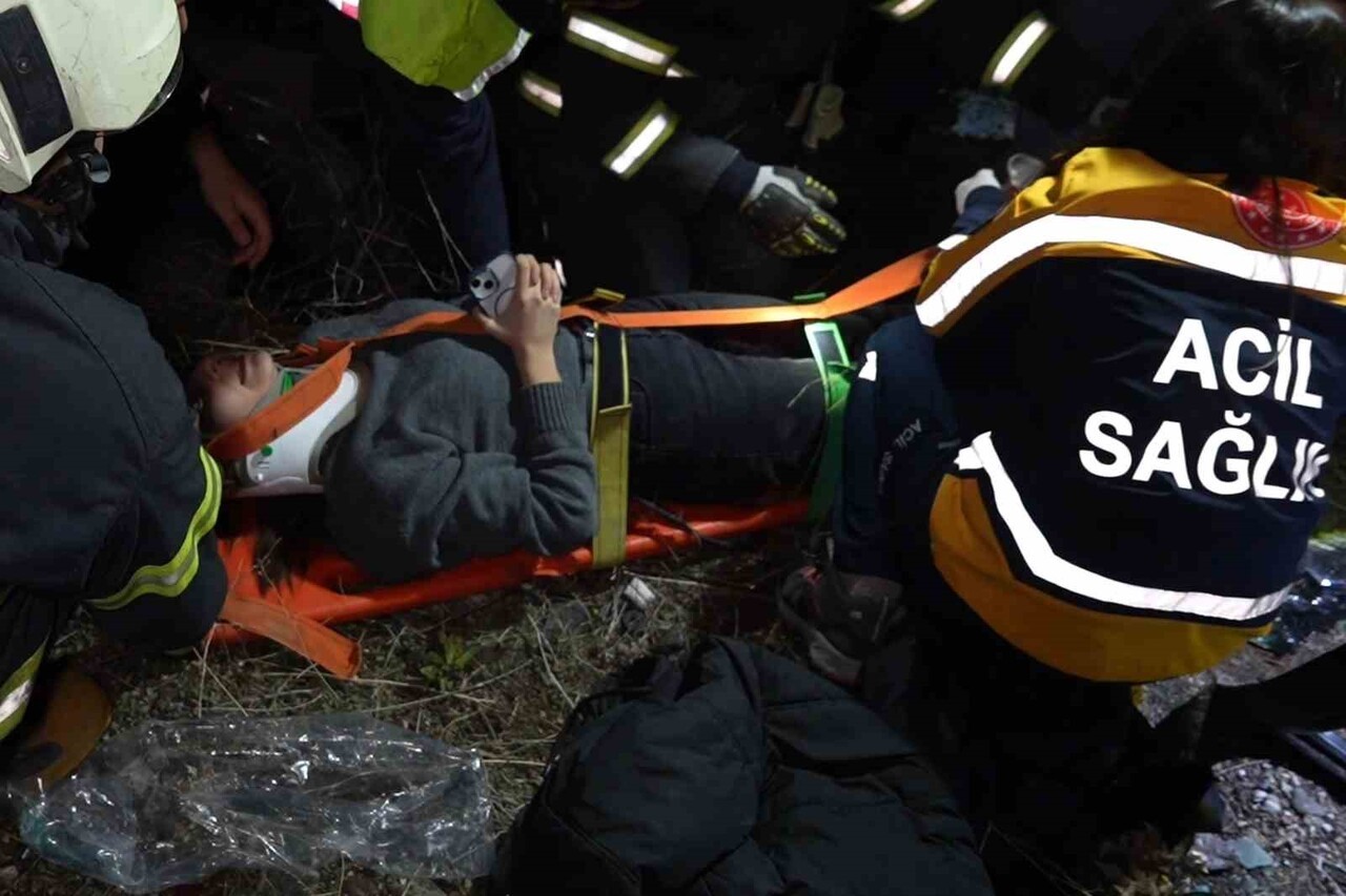 KIRIKKALE'DE KONTROLDEN ÇIKAN OTOMOBİLİN TAKLA ATTIĞI KAZADA AYNI AİLEDEN 3 KİŞİ YARALANDI.