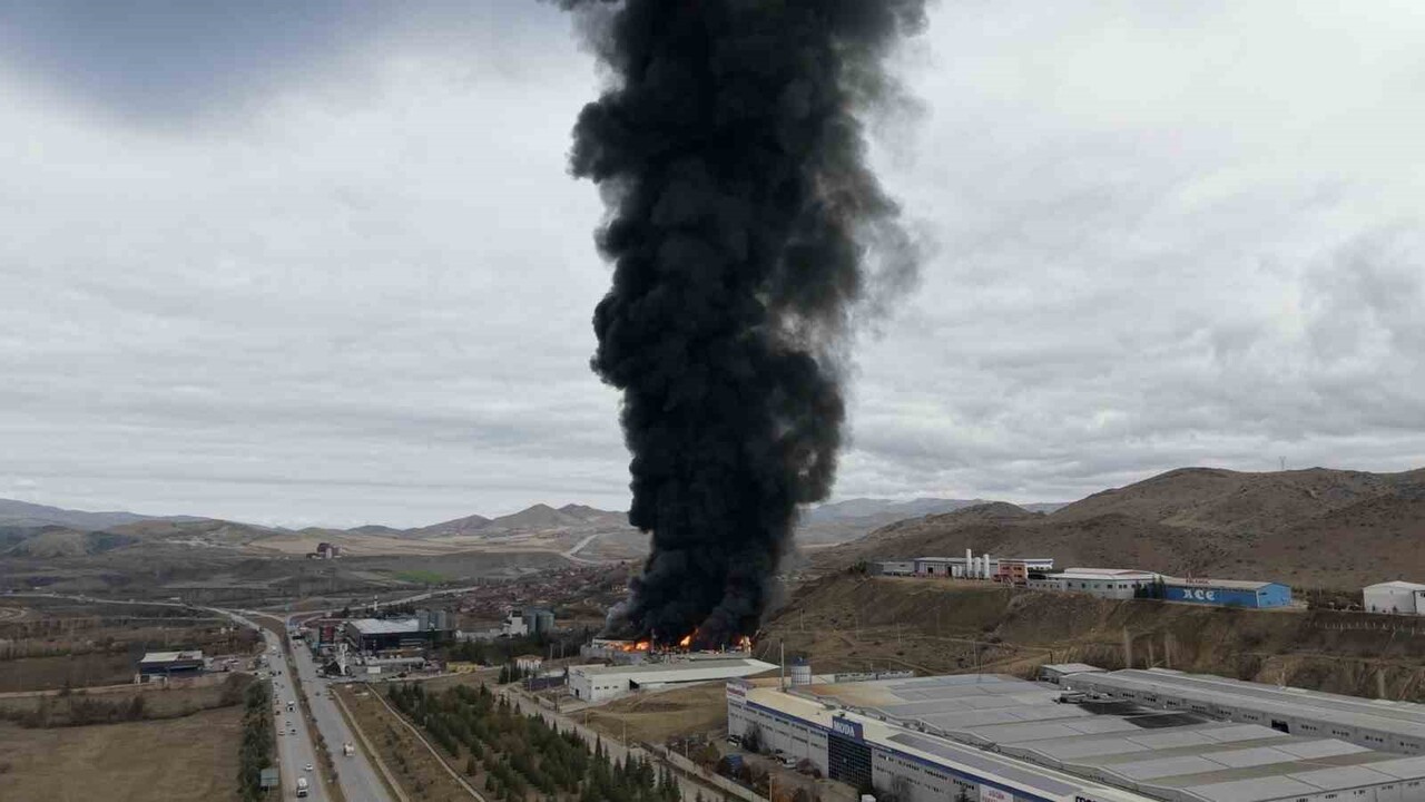 KIRIKKALE'DE MADENİ YAĞ ÜRETİMİ YAPAN KİMYA FABRİKASINDA ÇIKAN YANGINA MÜDAHALE SÜRÜYOR.
