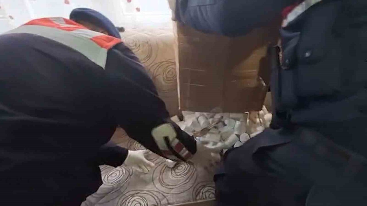 KIRIKKALE'DE TEKNİK VE FİZİKİ TAKİBİN ARDINDAN BİR EVE OPERASYON DÜZENLEYEN JANDARMA EKİPLERİ, 8...