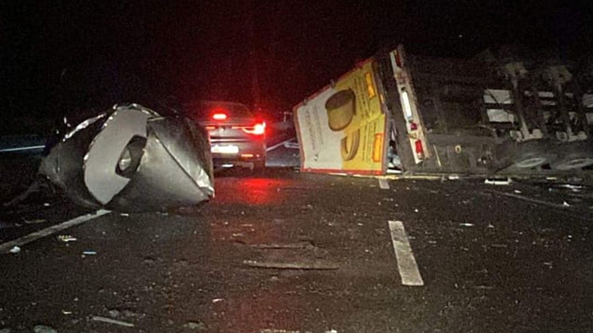 KIRIKKALE'DE YABAN DOMUZUNA ÇARPMAMAK İÇİN MANEVRA YAPAN TIRIN ŞARAMPOLE DEVRİLMESİ SONUCU...