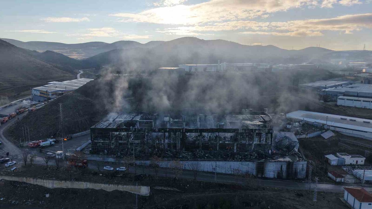 KIRIKKALE'NİN YAHŞİHAN İLÇESİNDE MADENİ YAĞ ÜRETİMİ YAPAN FABRİKANIN, YANGIN SONRASI ENKAZA DÖNEN...