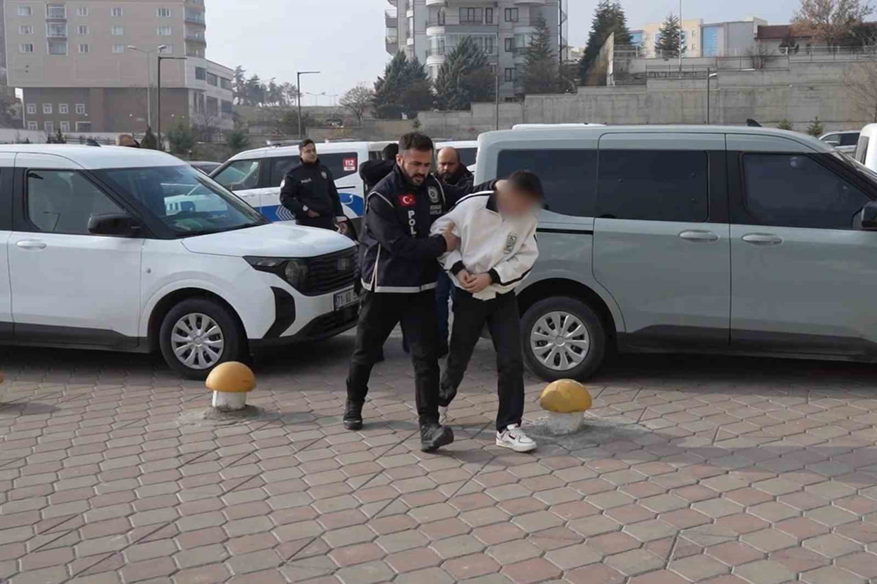 KIRIKKALE’DE BİR GENCİN PARASINI GASP ETTİKLERİ VE KİŞİSEL GÖRÜNTÜLERİ ÜZERİNDEN 100 BİN LİRA...