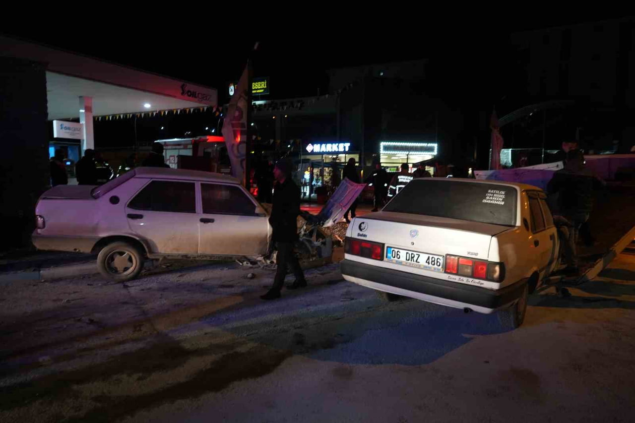 KIRIKKALE’DE İKİ OTOMOBİLİN KAFA KAFAYA ÇARPIŞMASI SONUCU MEYDANA GELEN TRAFİK KAZASINDA 3 KİŞİ...