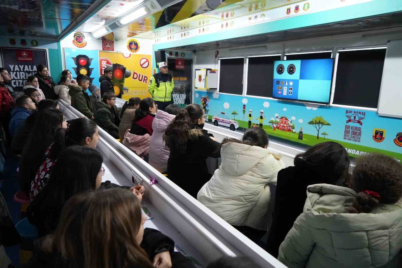 KIRIKKALE’DE "JANDARMA MOBİL TRAFİK EĞİTİM TIRI" VE "EMNİYET KEMERİ SİMÜLASYON ARACI" İLE ÖĞRENCİ...