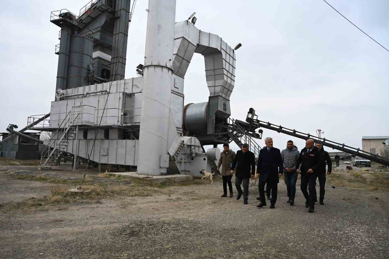 KIRIKKALE VALİSİ MEHMET MAKAS, İL ÖZEL İDARESİNE KAZANDIRILAN ASFALT PLENT TESİSİNDE İNCELEMELERDE...