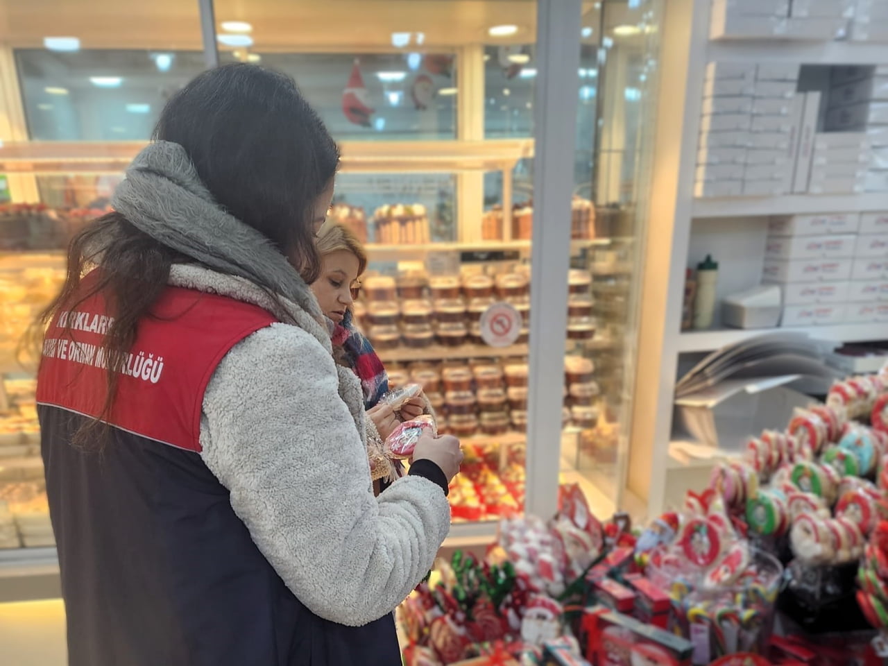 KIRKLARELİ'NDE YAKLAŞAN YILBAŞI ÖNCESİ PASTA, KURABİYE, TATLI VE ŞEKERLEME SATIŞI YAPAN...