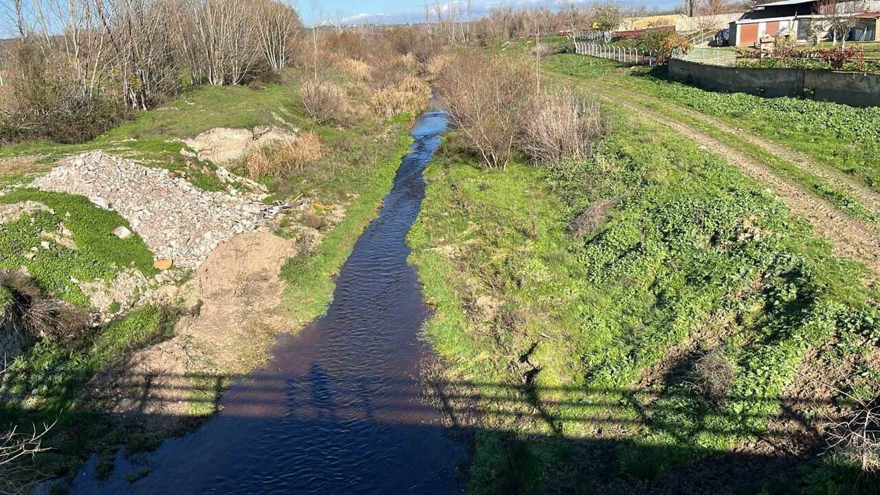 KIRKLARELİ'NİN BABAESKİ İLÇESİNE BAĞLI YENİKÖY'DEN GEÇEN ŞEYTAN DERESİNİN SUYU, BUGÜN SABAH...