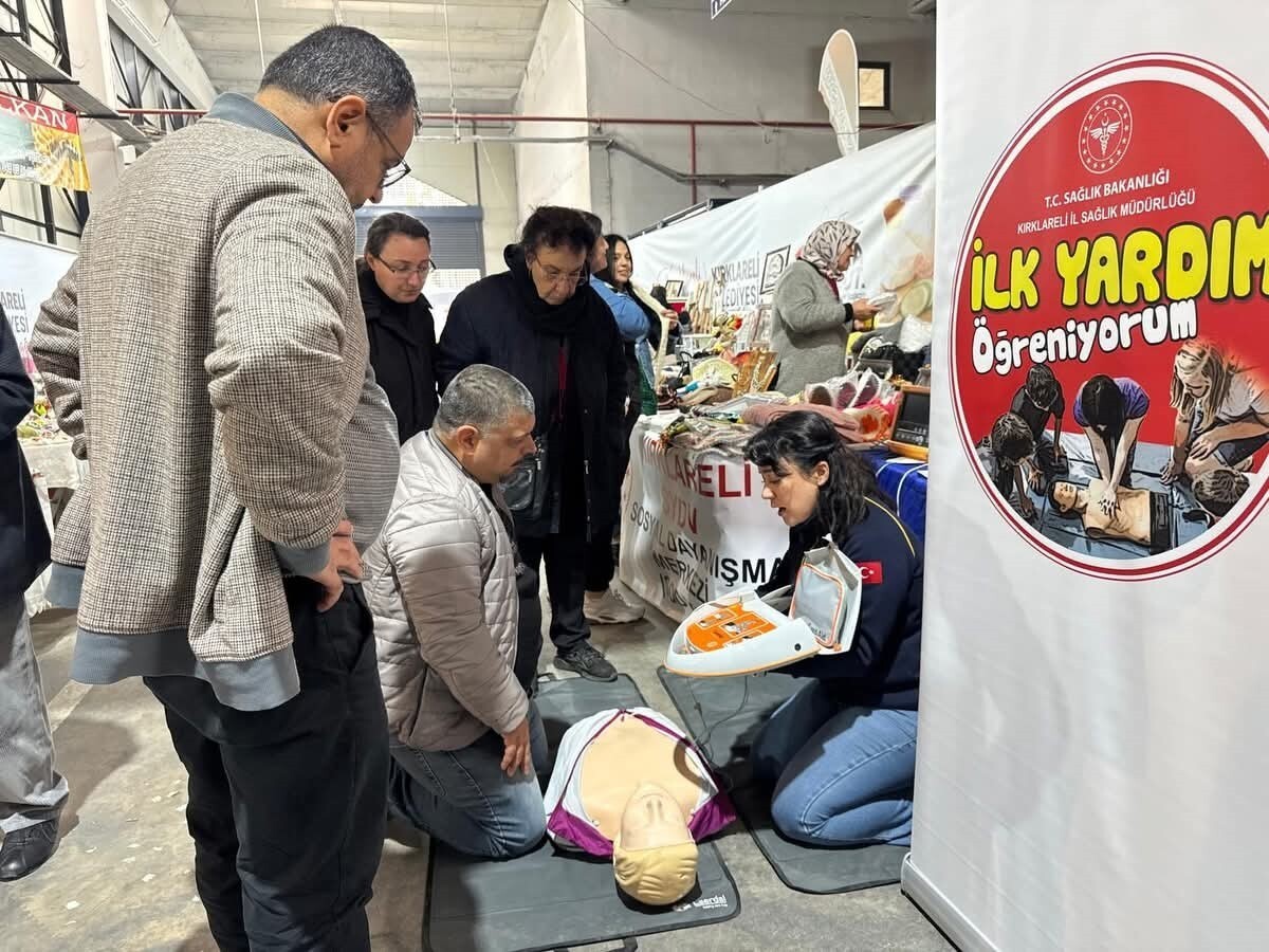 KIRKLARELİ İL SAĞLIK MÜDÜRLÜĞÜ UZMAN EKİPLERİ, TARIM FUARI ALANINDA KURDUKLARI SAĞLIK STANDINDA...