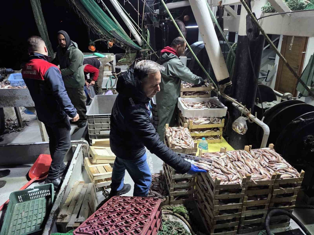 KIRKLARELİ TARIM VE ORMAN MÜDÜRLÜĞÜ GIDA KONTROL ŞUBESİ EKİPLERİ, KARADENİZ'DE BALIK AVLAYARAK...