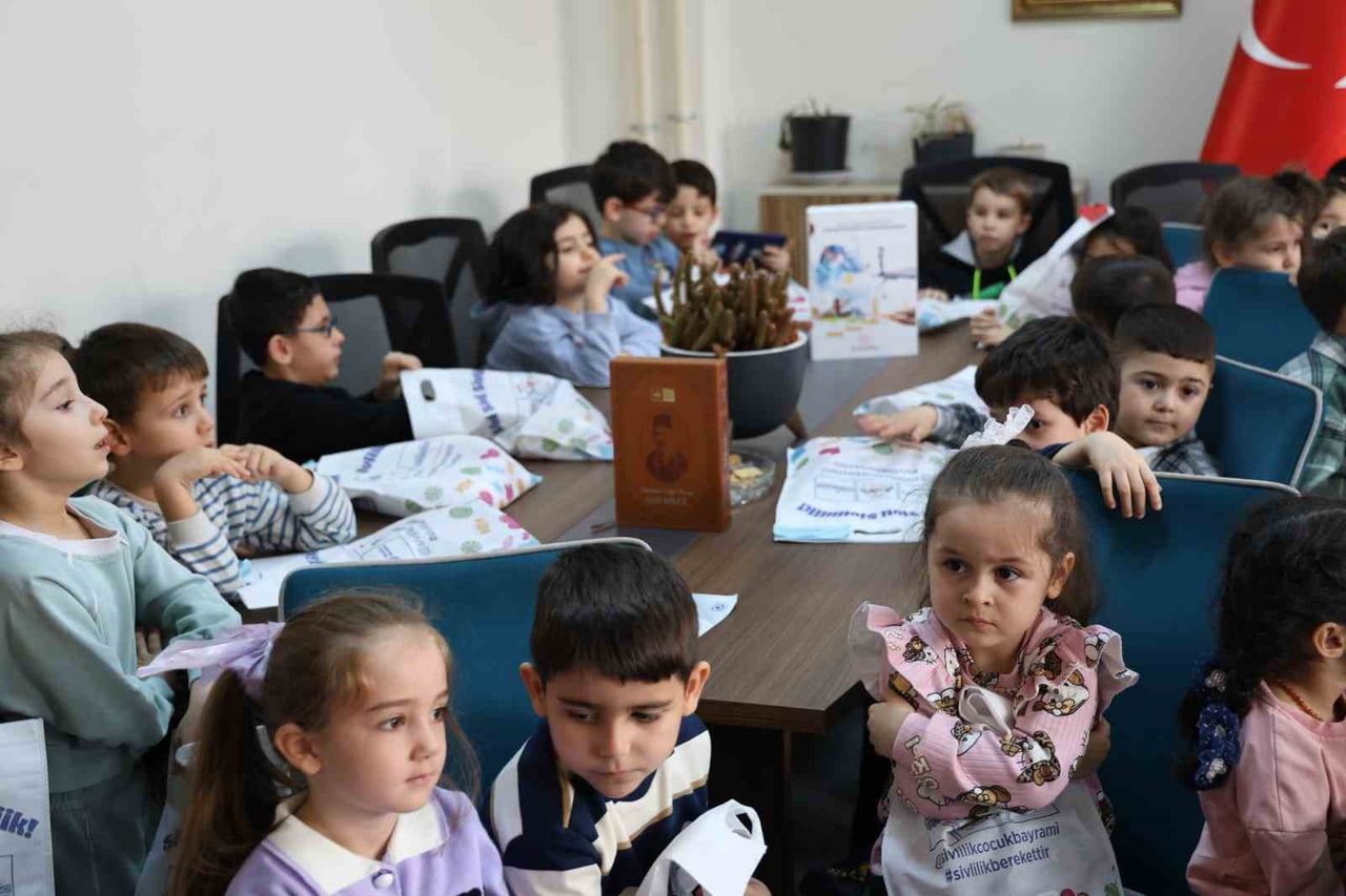 KIRŞEHİR'DE 30 AĞUSTOS ZAFER İLKOKULU'NDA GERÇEKLEŞTİRİLEN ETKİNLİKTE KONYA'DAN GÖNDERİLEN 100...