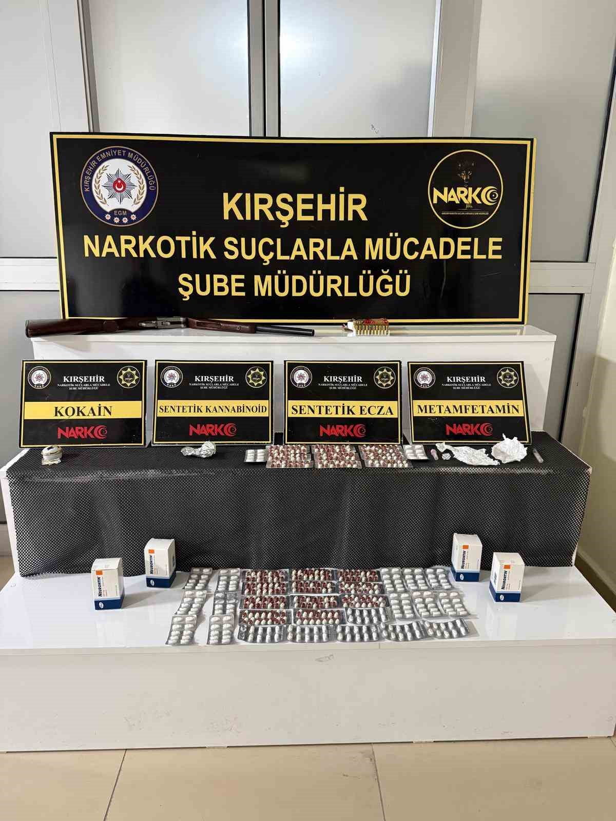 KIRŞEHİR'DE DÜZENLENEN UYUŞTURUCU OPERASYONUNDA ÇEŞİTLİ TÜRLERDE UYUŞTURUCU MADDE İLE RUHSATSIZ AV...