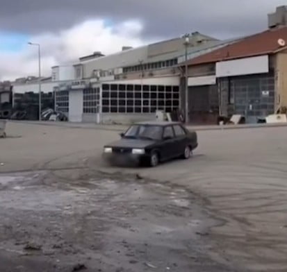 KIRŞEHİR’DE TRAFİK GÜVENLİĞİNİ TEHLİKEYE ATARAK DRİFT YAPAN SÜRÜCÜNÜN SOSYAL MEDYADA PAYLAŞILAN...