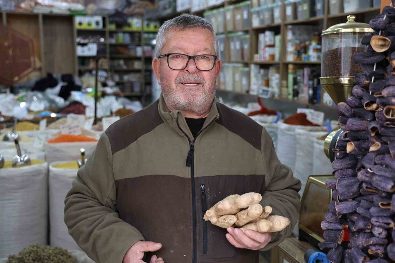 KIŞ MEVSİMİ ÖNCESİNDE KIRŞEHİR’İN TARİHİ UZUN ÇARŞISI’NDA BULUNAN BAHARATÇILAR, VATANDAŞLARA BİTKİ...