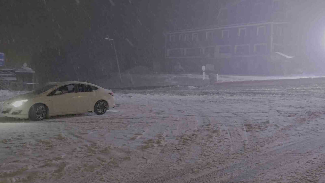 KIŞ TURİZMİNİN GÖZDE MERKEZLERİNDEN ULUDAĞ, AKŞAM SAATLERİNDE ETKİSİNİ ARTIRAN YOĞUN KAR YAĞIŞIYLA...