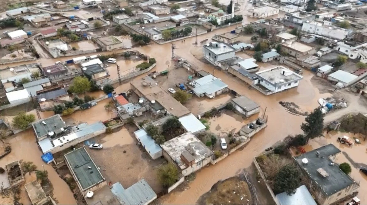 KIZILTEPE’DE SAĞANAK SONRASI SULAR ALTINDA KALAN DEMET MAHALLESİ HAVADAN GÖRÜNTÜLENDİ