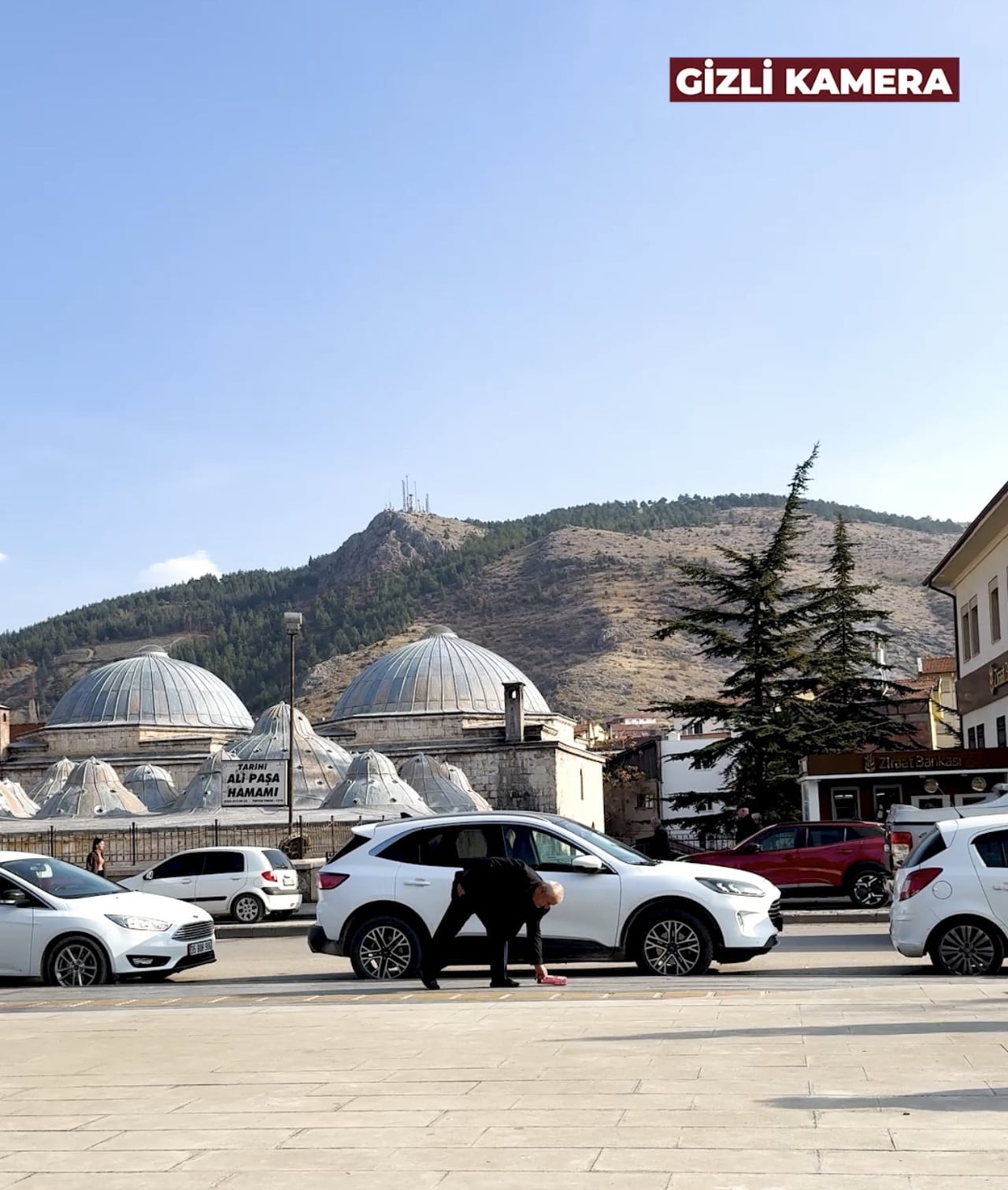 KLİPTE, VATANDAŞLARIN YOLDA GÖRDÜKLERİ ÇÖPLERİ YERDEN ALIP ÇÖP KUTULARINA ATTIĞI ANLAR YER...