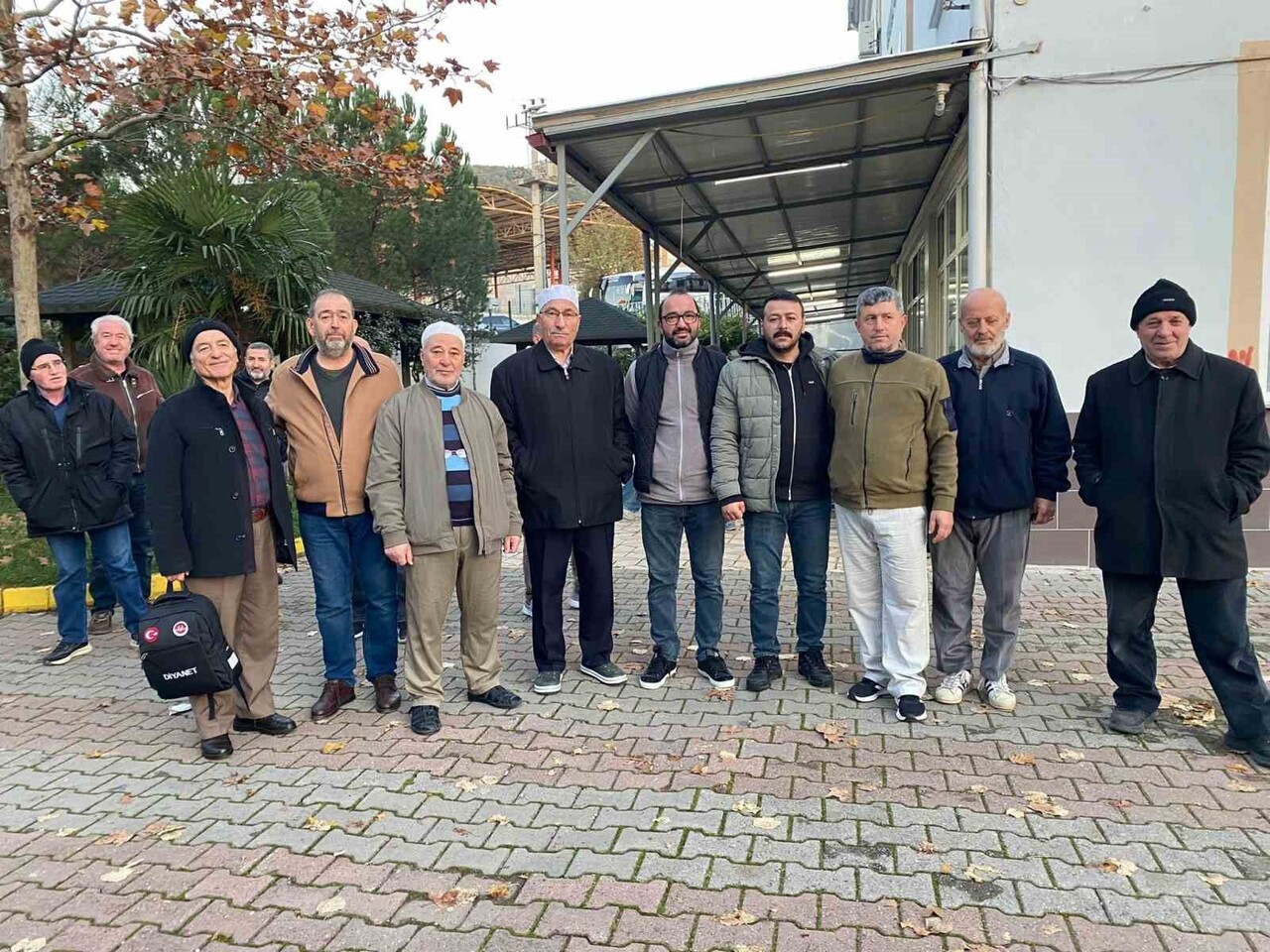 KOCAELİ'DE 40 UMRE YOLCUSU DÜZENLENEN TÖRENLE KUTSAL TOPRAKLARA UĞURLANDI.