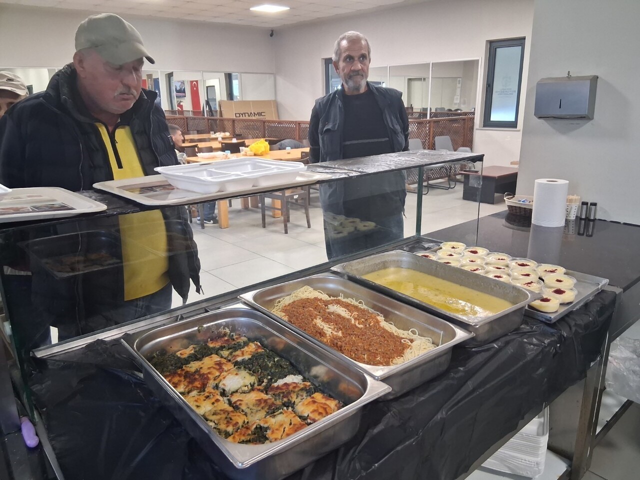 KOCAELİ'DE EVİ OLMAYAN VE SOKAKTA YAŞAMAK ZORUNDA KALAN VATANDAŞLARA HİZMET VEREN GÜNDÜZLÜ...