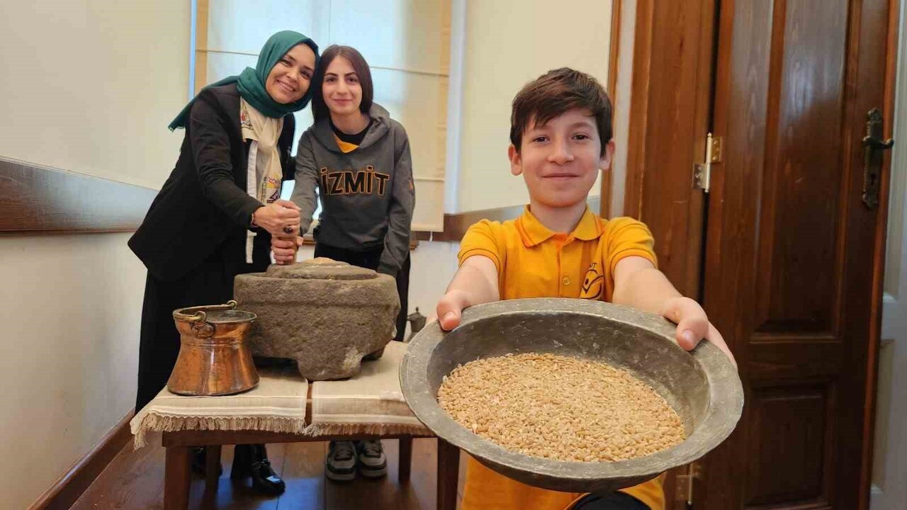 KOCAELİ'DE İLKOKUL ÖĞRENCİLERİ, "TUTUM, YATIRIM VE TÜRK MALLARI HAFTASI" KAPSAMINDA DÜZENLENEN...