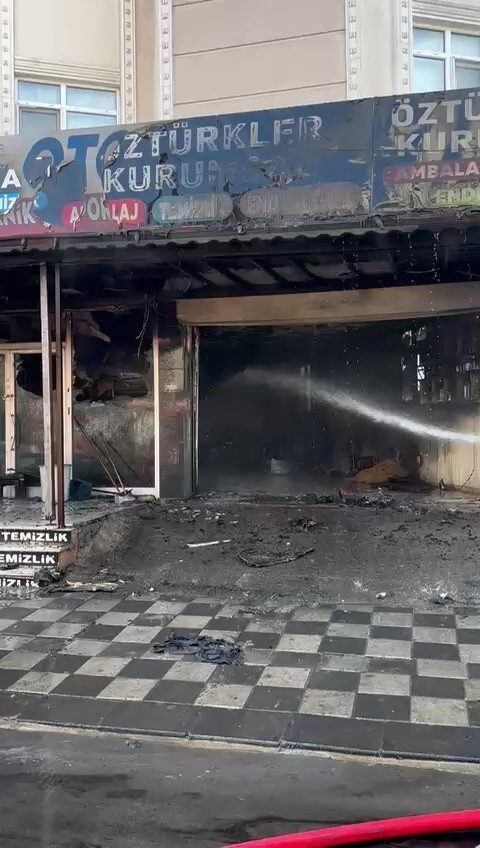 KOCAELİ'DE OTO TAMİRİ DÜKKANINDA ÇIKAN YANGINDA ALEVLER TÜM İŞ YERİNİ SARDI. DÜKKAN VE 2 ARAÇ KÜLE...