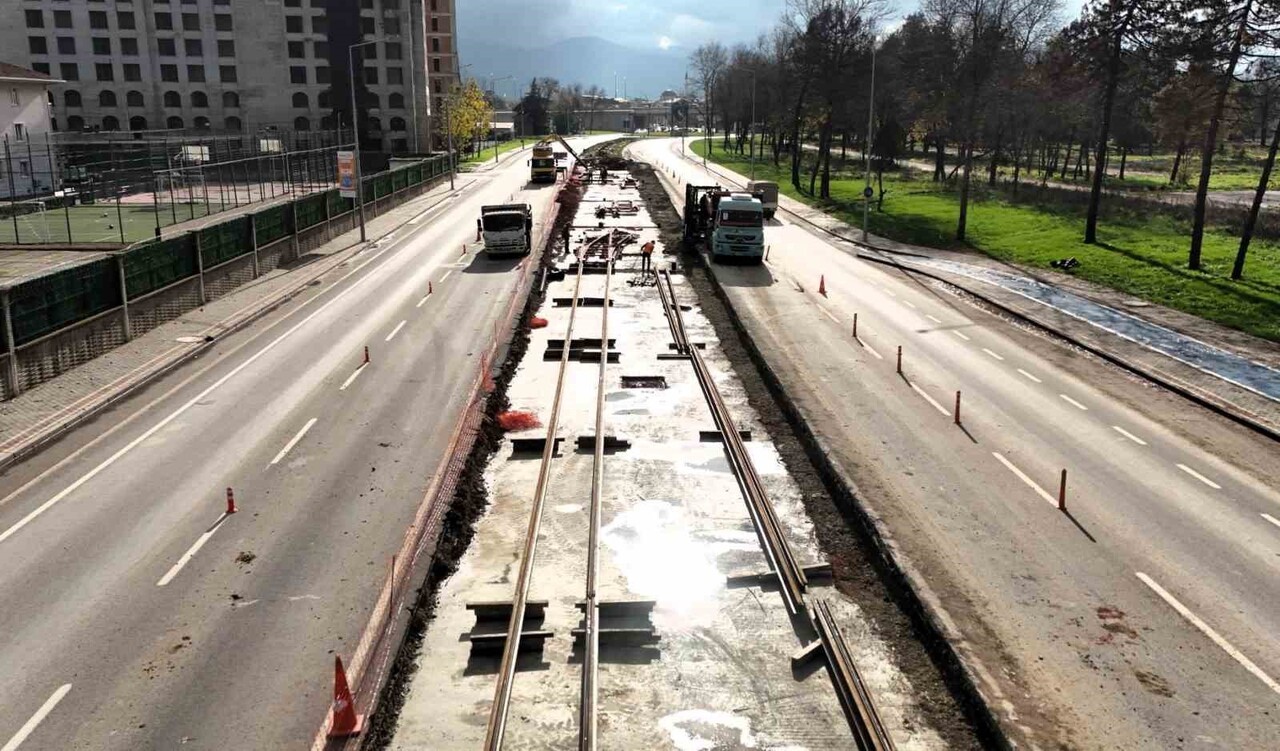 KOCAELİ'DEKİ RAYLI SİSTEM AĞINI GENİŞLETMEK AMACIYLA PROJELENDİRİLEN KARTEPE TRAMVAY HATTINDA RAY...
