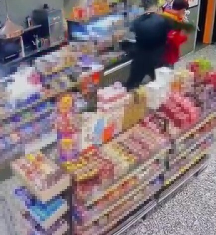 KOCAELİ'NİN ÇAYIROVA İLÇESİNDE, ALKOLLÜ MÜŞTERİ ÖDEME SONRASI TARTIŞTIĞI AKARYAKIT GÖREVLİSİNİ...