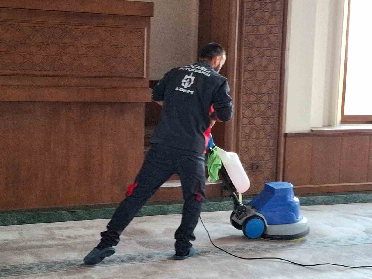 KOCAELİ'NİN ÇAYIROVA İLÇESİNDE CUMA NAMAZI SIRASINDA İÇERİYE GİREN KÖPEĞİN CEMAATİN ARASINDA...