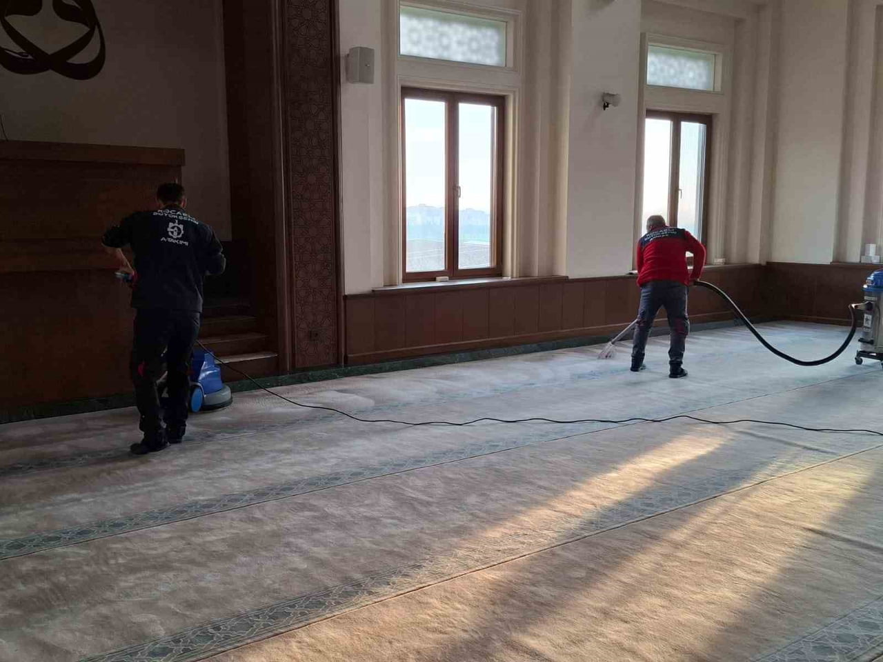 KOCAELİ'NİN ÇAYIROVA İLÇESİNDE CUMA NAMAZI SIRASINDA İÇERİYE GİREN KÖPEĞİN CEMAATİN ARASINDA...