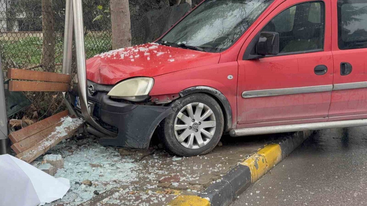 KOCAELİ'NİN DARICA İLÇESİNDE HAFİF TİCARİ ARAÇ, PARK HALİNDEYKEN KENDİ KENDİNE HAREKET EDEREK...