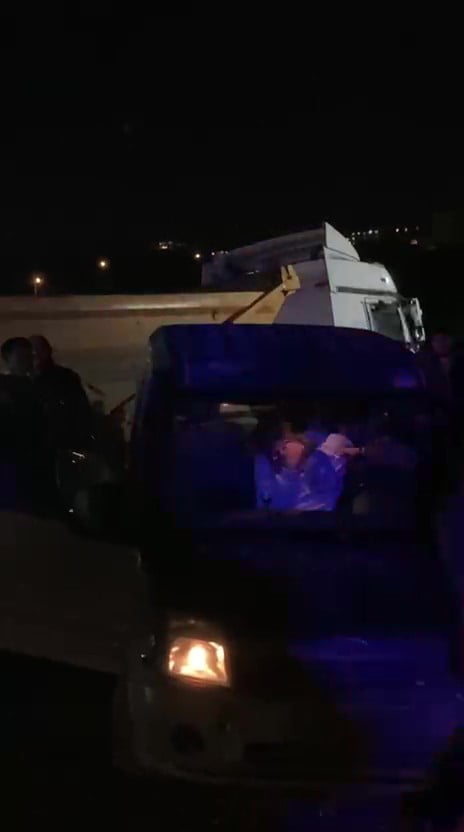 KOCAELİ'NİN DERİNCE İLÇESİNDE MADDİ HASARLI KAZANIN ARDINDAN ÇIKAN TARTIŞMA KISA SÜREDE BÜYÜDÜ....