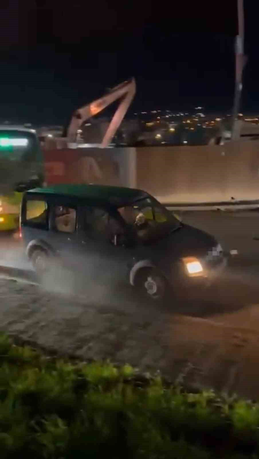 KOCAELİ'NİN DERİNCE İLÇESİNDE MADDİ HASARLI KAZANIN ARDINDAN TANSİYON YÜKSELDİ. ÖFKELENEN HAFİF...