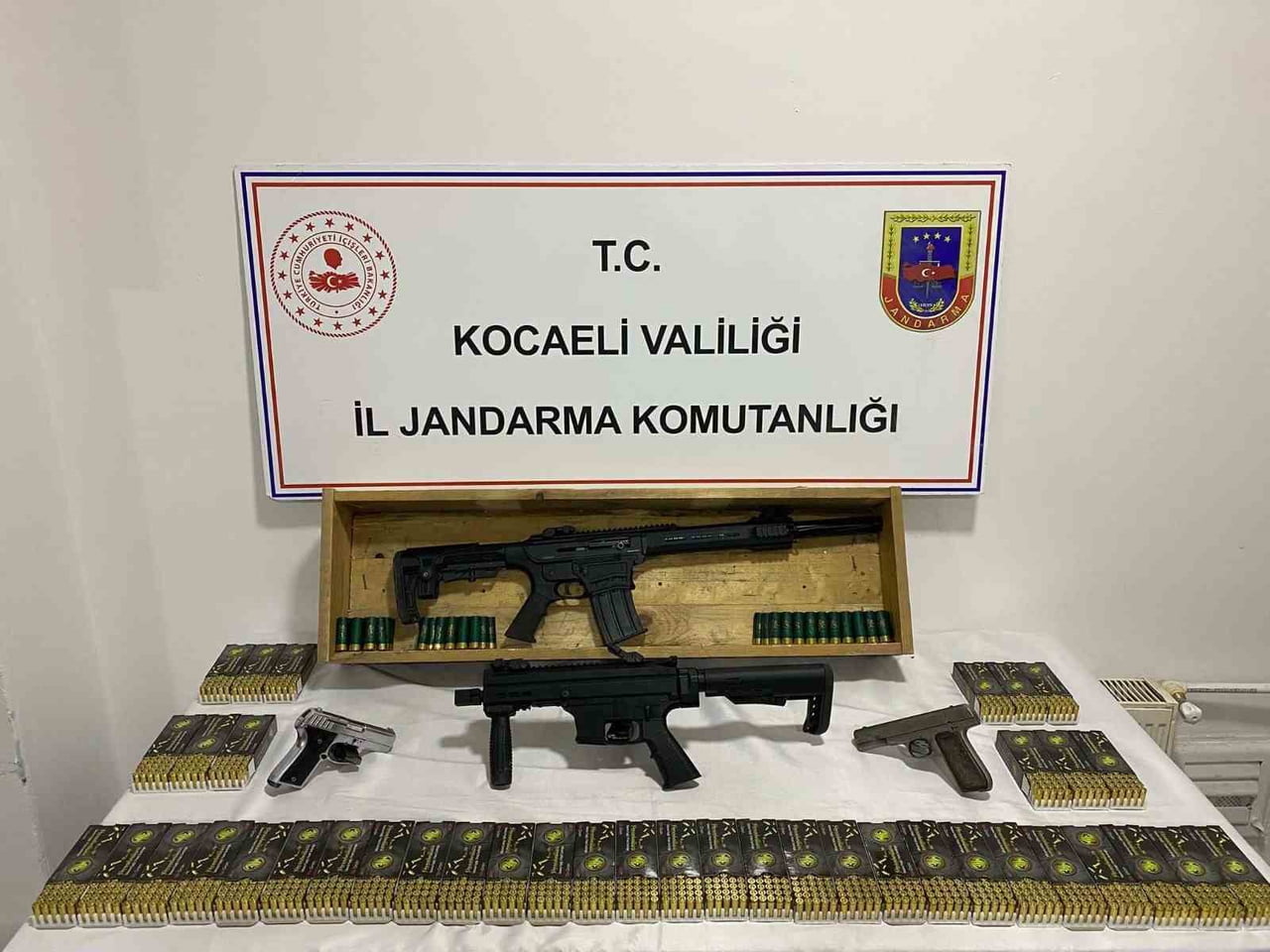 KOCAELİ'NİN GEBZE İLÇESİNDE BİR ŞÜPHELİNİN İŞYERİNDE YAPILAN OPERASYONDA 2 BİN 61 TABANCA FİŞEĞİ...