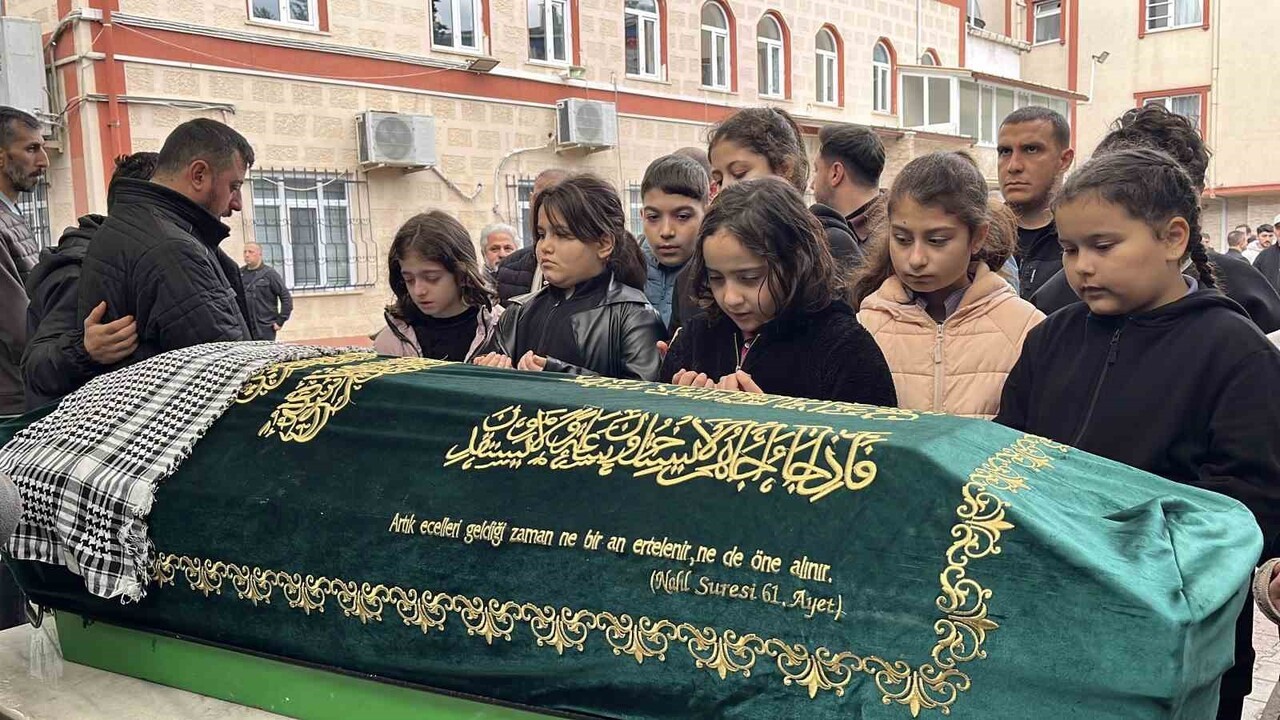 KOCAELİ'NİN GEBZE İLÇESİNDE OKUL ÇIKIŞINDA SERVİS MİNİBÜSÜNÜN ÇARPMASI SONUCU HAYATINI KAYBEDEN 10...