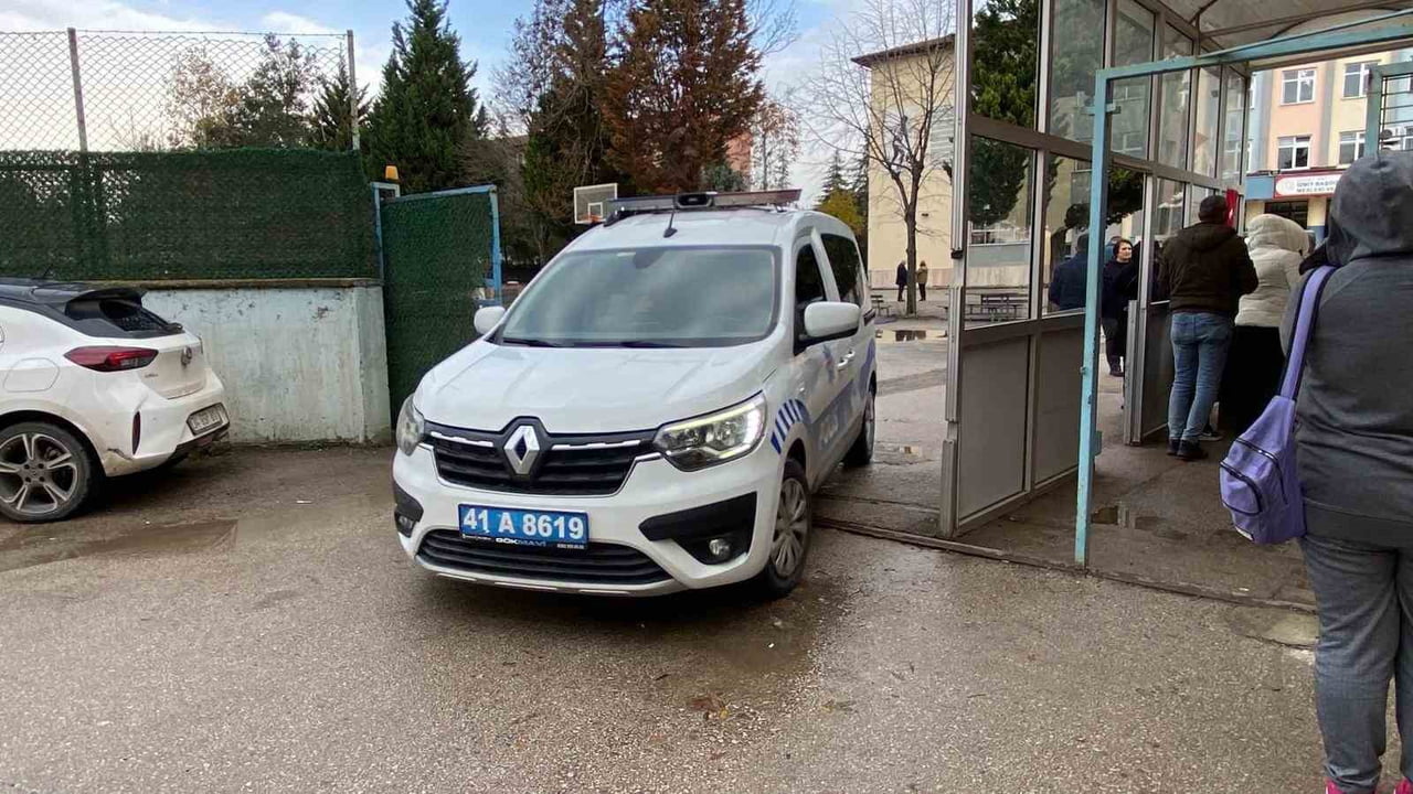 KOCAELİ'NİN İZMİT İLÇESİNDE BİR KİŞİ, KIZINI RAHATSIZ ETTİĞİNİ İDDİA ETTİĞİ GENCİ OKUL BAHÇESİNDE...