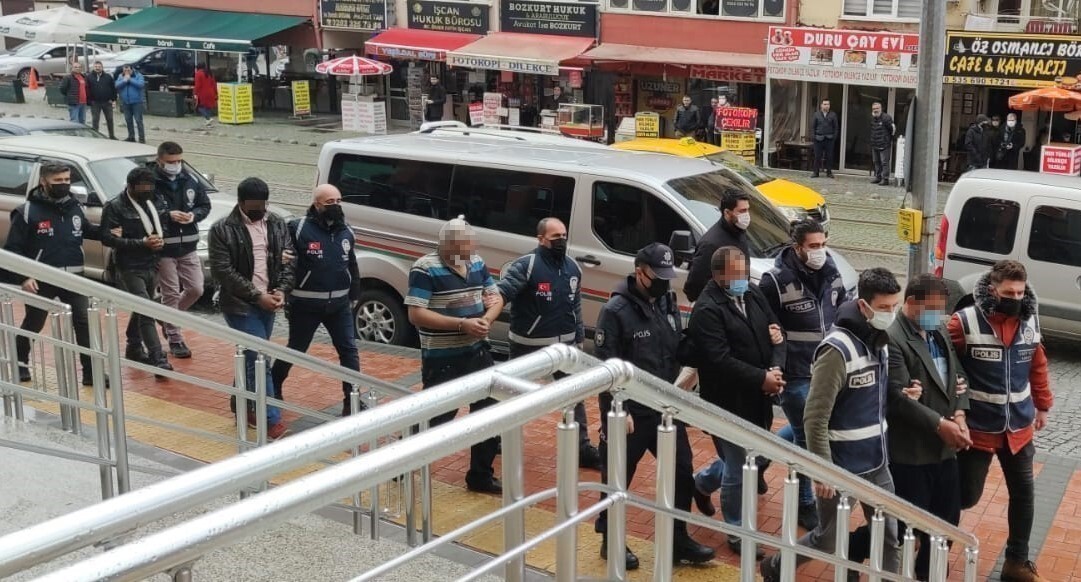 KOCAELİ'NİN İZMİT İLÇESİNDE ÇIKAN KAVGADA 1 KİŞİNİN ÖLDÜRÜLMESİ, 5 KİŞİNİN YARALANMASI, İKİ EV VE...