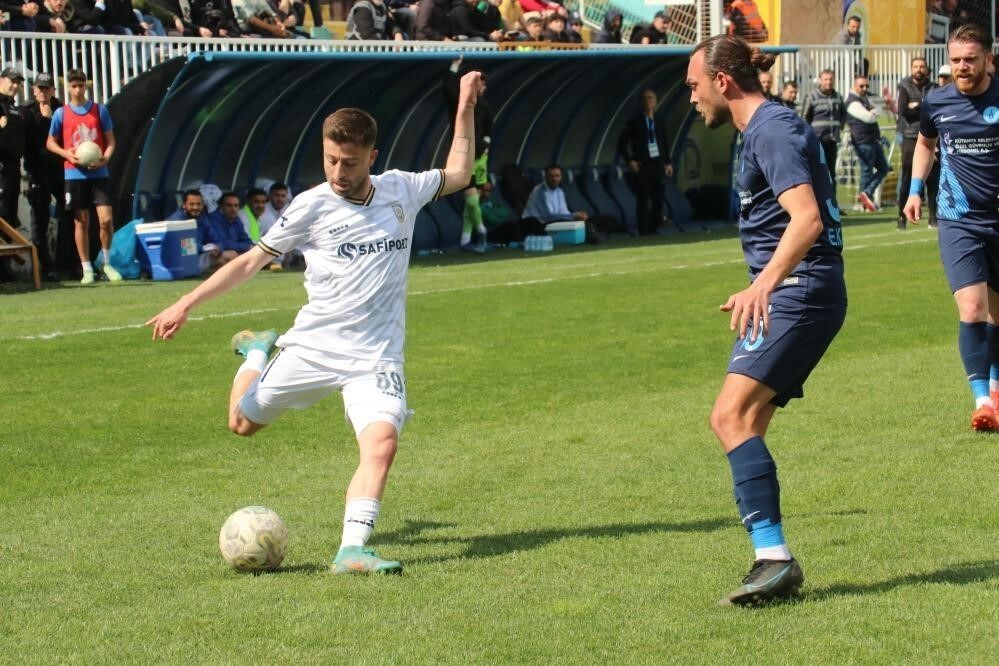 KOCAELİ'NİN İZMİT İLÇESİNDE DÜN GECE ÇIKAN SİLAHLI KAVGADA AĞIR YARALANAN FUTBOLCU UĞURCAN...