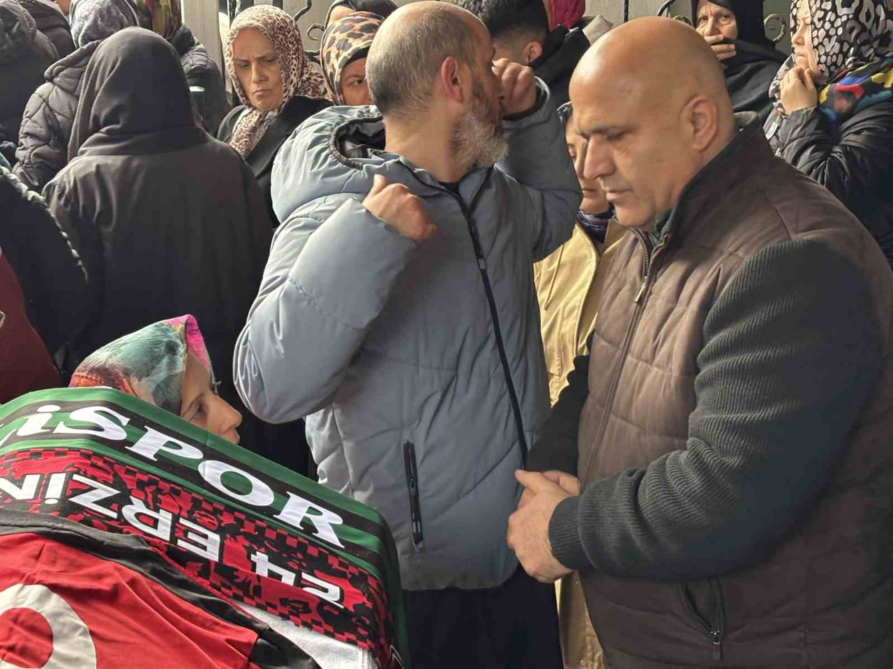 KOCAELİ'NİN İZMİT İLÇESİNDE İKİ GRUP ARASINDA ÇIKAN SİLAHLI KAVGADA AĞIR YARALANAN VE TEDAVİ...