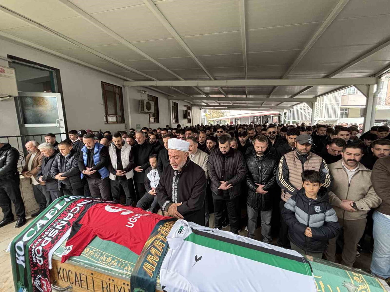 KOCAELİ'NİN İZMİT İLÇESİNDE İKİ GRUP ARASINDA ÇIKAN SİLAHLI KAVGADA AĞIR YARALANAN VE TEDAVİ...