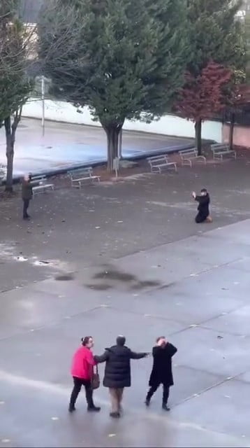 KOCAELİ'NİN İZMİT İLÇESİNDE KIZINA ŞANTAJ UYGULAYAN VE ISRARLA TAKİP EDEN GENCİ OKUL BAHÇESİNDE...