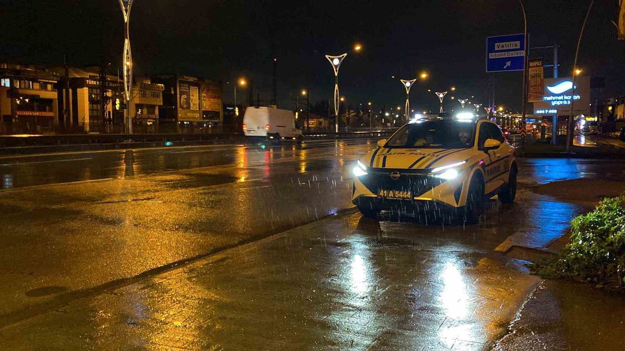 KOCAELİ'NİN İZMİT İLÇESİNDE TIRIN ÇARPTIĞI ÖNE SÜRÜLEN YAYA YAŞAMINI YİTİRDİ. TIR SÜRÜCÜSÜ, YAYAYA...