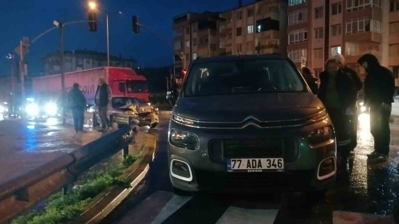 KOCAELİ'NİN KARAMÜRSEL İLÇESİNDE OTOMOBİLİN HAFİF TİCARİ ARACA ÇARPMASI SONUCU MEYDANA GELEN...