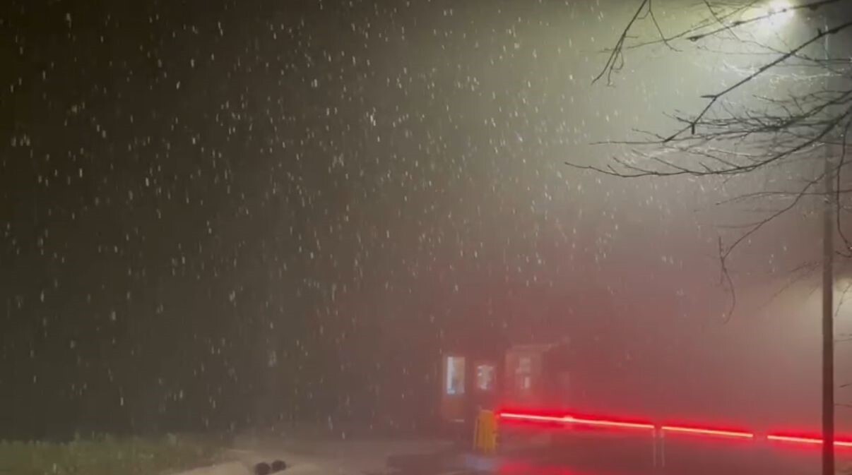 KOCAELİ'NİN KIŞ TURİZM MERKEZLERİNDEN KARTEPE'NİN YÜKSEK KESİMLERİNDE GECE SAATLERİNDE KAR YAĞIŞI...